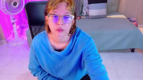 Snapshot of chloerossee chatting on 06-07-26, 01:15 Chloe rosse online show from 06-07-26, 01:15