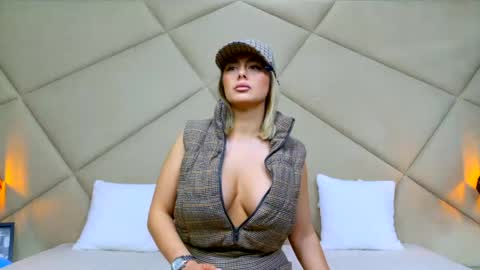 Chloe Vee online show from 04-27-26, 04:54