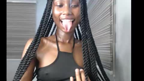 Snapshot of choco_petitqueen chatting on 11-15-25, 05:42 choco_petitqueen online show from 11-15-25, 05:42