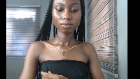 Snapshot of choco_petitqueen chatting on 11-29-25, 08:06 choco_petitqueen online show from 11-29-25, 08:06