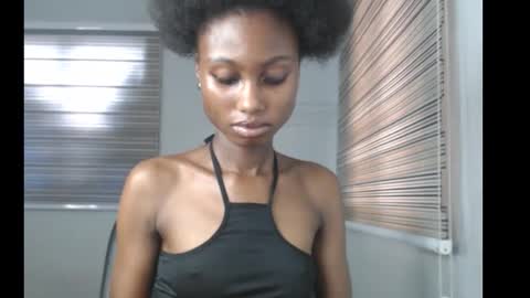 Snapshot of choco_petitqueen chatting on 11-30-25, 03:27 choco_petitqueen online show from 11-30-25, 03:27