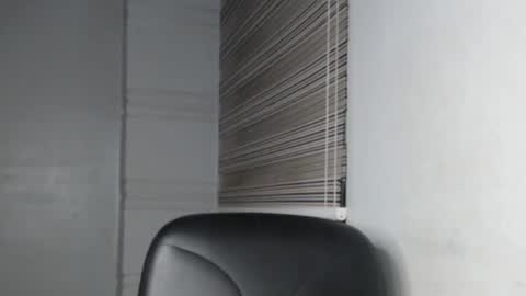 Snapshot of choco_petitqueen chatting on 12-15-25, 05:01 choco_petitqueen online show from 12-15-25, 05:01