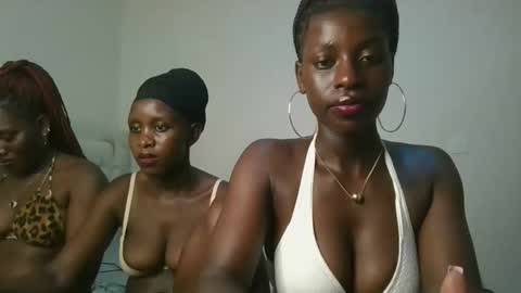 Snapshot of chocolate_iva chatting on 10-16-25, 07:04 Iva online show from 10-16-25, 07:04