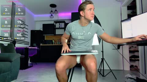 Snapshot of christianlevine_ chatting on 02-08-25, 06:12 UPVOTE ME ------ ILL DO SOMETHING FOR FREE online show from 02-08-25, 06:12