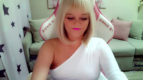 Snapshot of christirose chatting on 02-04-25, 04:50 Christi online show from 02-04-25, 04:50