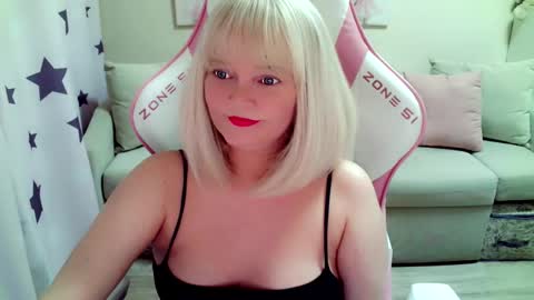 Snapshot of christirose chatting on 09-17-25, 08:16 Christi online show from 09-17-25, 08:16