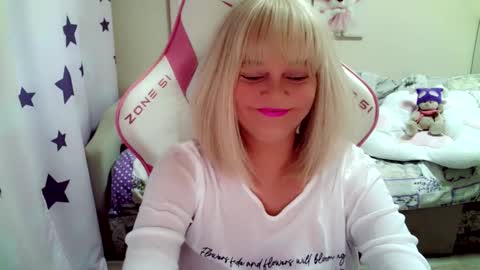 Snapshot of christirose chatting on 11-08-25, 06:35 Christi online show from 11-08-25, 06:35