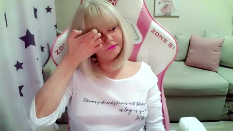 Snapshot of christirose chatting on 11-18-25, 06:40 Christi online show from 11-18-25, 06:40