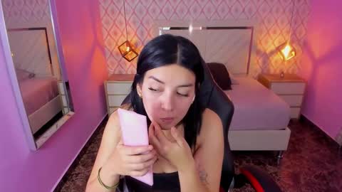 Snapshot of christy_teigen chatting on 10-11-25, 07:23 CHRISTY online show from 10-11-25, 07:23