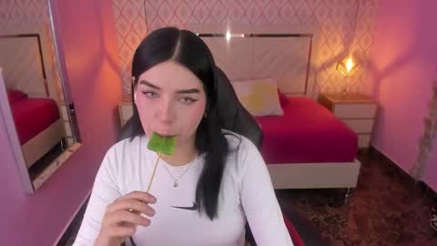 Snapshot of christy_teigen chatting on 10-20-25, 07:25 CHRISTY online show from 10-20-25, 07:25