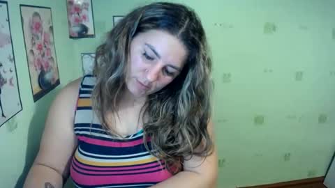 Snapshot of chrystalbella chatting on 12-21-24, 12:27 Diana online show from 12-21-24, 12:27