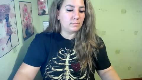 Snapshot of chrystalbella chatting on 12-25-24, 11:33 Diana online show from 12-25-24, 11:33