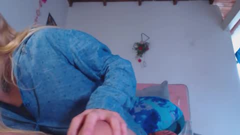 Snapshot of cicimom chatting on 12-18-25, 01:50 cicimom online show from 12-18-25, 01:50