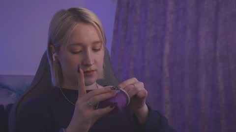 Snapshot of cinbellamy chatting on 05-12-26, 02:14 Cin Bellamy online show from 05-12-26, 02:14
