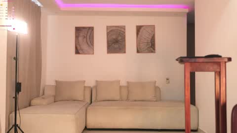 Snapshot of cinnamon__criss chatting on 06-08-26, 09:48 cinnamon__criss online show from 06-08-26, 09:48