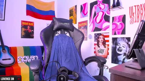 Snapshot of cinnamon_boyxxx chatting on 12-25-24, 08:18 David     Independent Model online show from 12-25-24, 08:18