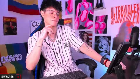 Snapshot of cinnamon_boyxxx chatting on 01-20-25, 02:01 David     Independent Model online show from 01-20-25, 02:01