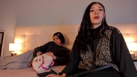 Snapshot of cintya_kors chatting on 01-14-25, 02:19 Cintya online show from 01-14-25, 02:19