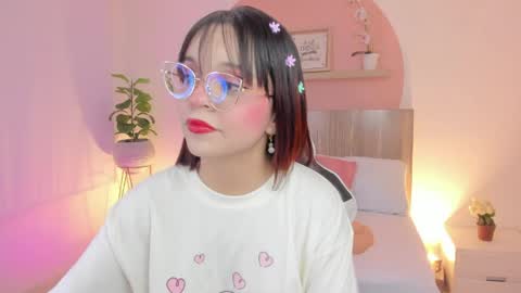 Snapshot of clara_lu chatting on 05-12-26, 04:53 C L A R A online show from 05-12-26, 04:53