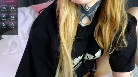 Snapshot of clarewoods chatting on 02-01-25, 10:02 Sophie online show from 02-01-25, 10:02