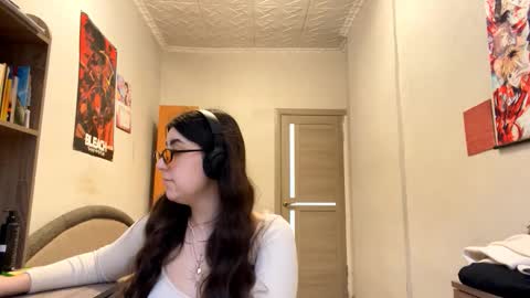 Snapshot of clarinegillmer chatting on 03-16-26, 01:26 Karolina online show from 03-16-26, 01:26