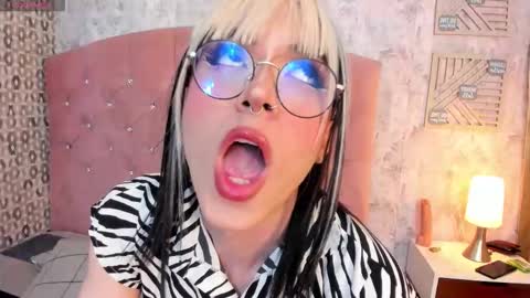 Snapshot of cleo_nilee chatting on 11-11-25, 04:01 cleo online show from 11-11-25, 04:01