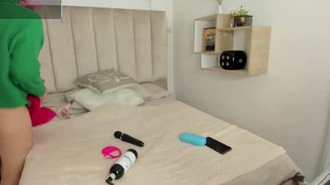 clhoe_johnson_ online show from 09-09-25, 11:32