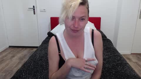 Snapshot of clittytastic chatting on 03-09-25, 02:43 Syl online show from 03-09-25, 02:43