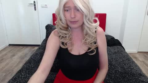 Snapshot of clittytastic chatting on 03-10-25, 09:32 Syl online show from 03-10-25, 09:32