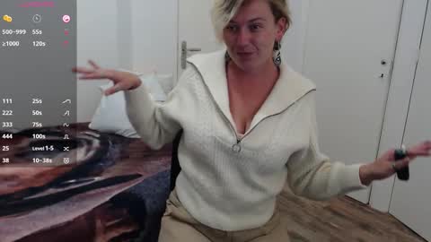 Snapshot of clittytastic chatting on 09-12-25, 08:36 Syl online show from 09-12-25, 08:36