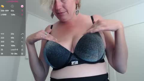 Snapshot of clittytastic chatting on 09-23-25, 09:23 Syl online show from 09-23-25, 09:23