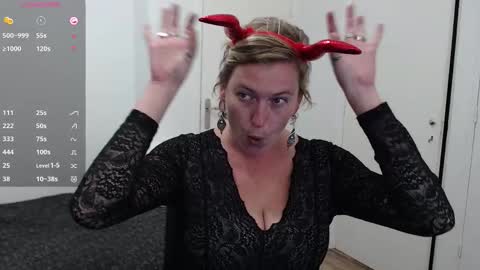 Snapshot of clittytastic chatting on 10-03-25, 10:12 Syl online show from 10-03-25, 10:12