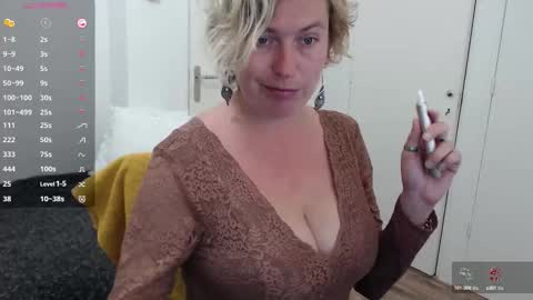 Snapshot of clittytastic chatting on 10-06-25, 07:39 Syl online show from 10-06-25, 07:39