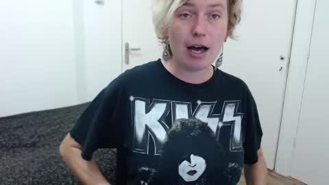 Snapshot of clittytastic chatting on 10-12-25, 05:34 Syl online show from 10-12-25, 05:34