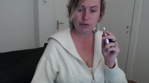 Snapshot of clittytastic chatting on 10-13-25, 06:57 Syl online show from 10-13-25, 06:57