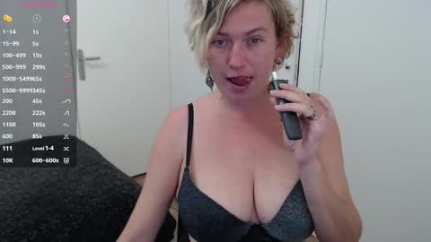 Snapshot of clittytastic chatting on 10-23-25, 07:18 Syl online show from 10-23-25, 07:18