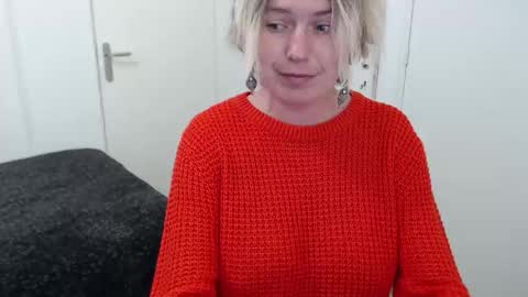 Snapshot of clittytastic chatting on 10-26-25, 03:29 Syl online show from 10-26-25, 03:29