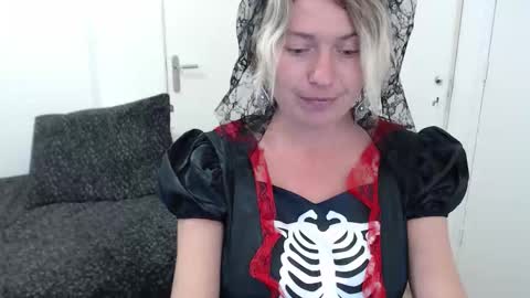 Snapshot of clittytastic chatting on 10-28-25, 01:47 Syl online show from 10-28-25, 01:47