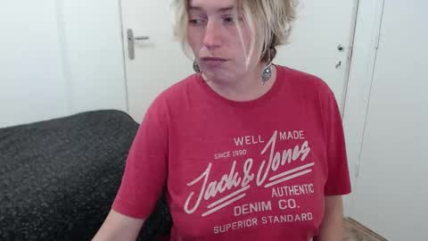 Snapshot of clittytastic chatting on 10-30-25, 08:27 Syl online show from 10-30-25, 08:27