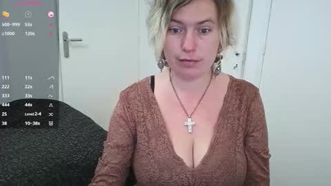 Snapshot of clittytastic chatting on 12-01-25, 08:41 Syl online show from 12-01-25, 08:41