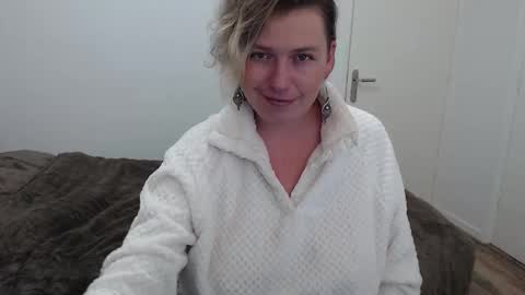 Snapshot of clittytastic chatting on 01-12-26, 10:15 Syl online show from 01-12-26, 10:15