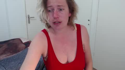 Snapshot of clittytastic chatting on 03-09-26, 08:29 Syl online show from 03-09-26, 08:29