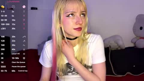 Snapshot of cloe_five chatting on 10-22-25, 11:04 CLOE online show from 10-22-25, 11:04