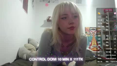Snapshot of cloe_five chatting on 03-09-26, 10:47 CLOE online show from 03-09-26, 10:47
