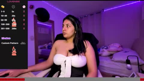 cloe small online show from 11-05-25, 02:11