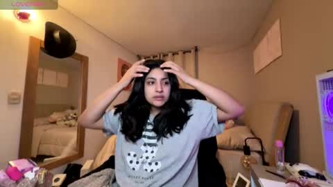 cloe small online show from 11-28-25, 05:43