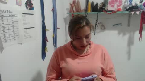 Snapshot of cloepussy chatting on 09-10-25, 06:30 cloepussy online show from 09-10-25, 06:30