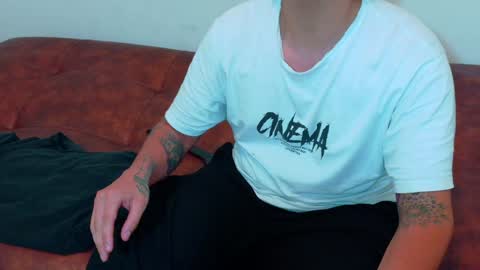 Snapshot of clydexxxbunny chatting on 12-31-24, 07:53 Clyde and Bunny online show from 12-31-24, 07:53