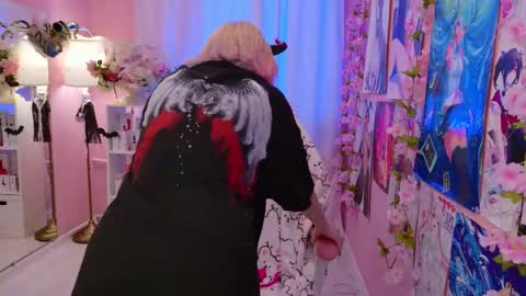 Snapshot of coconut_mia chatting on 10-23-25, 08:51 Mia online show from 10-23-25, 08:51