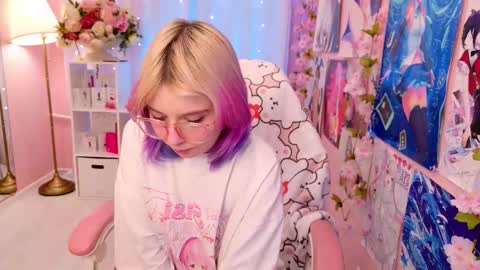 Snapshot of coconut_mia chatting on 11-21-25, 05:00 Mia online show from 11-21-25, 05:00